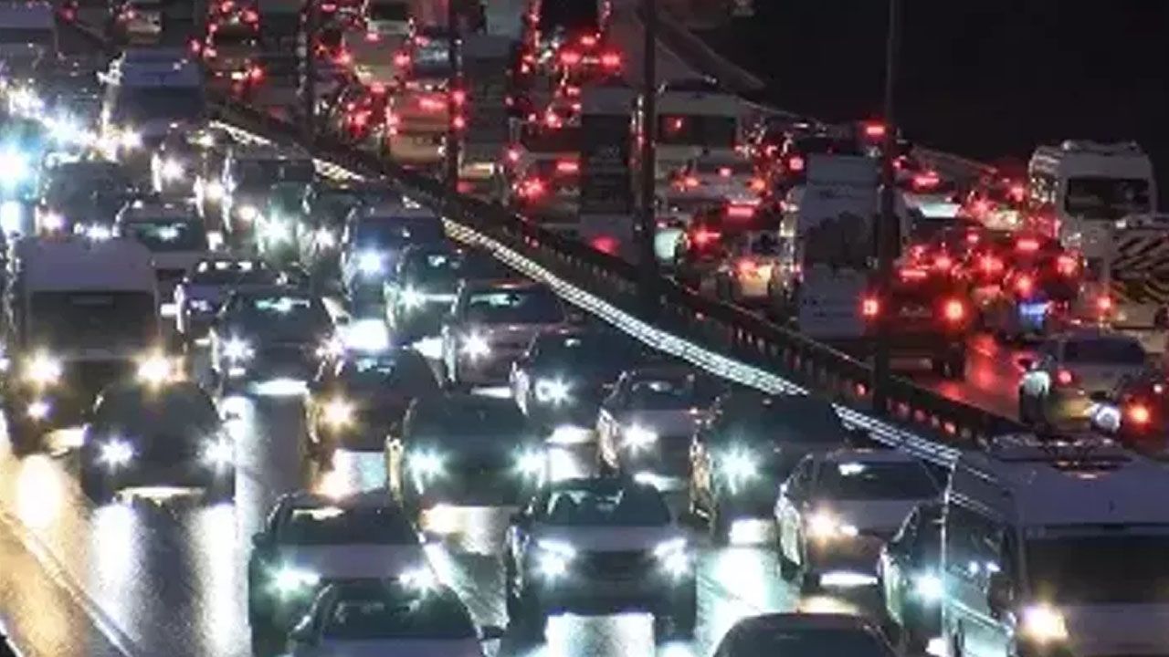 İstanbullular Dikkat! Bu Yol 12 Saat Trafiğe Kapatılacak! thumbnail