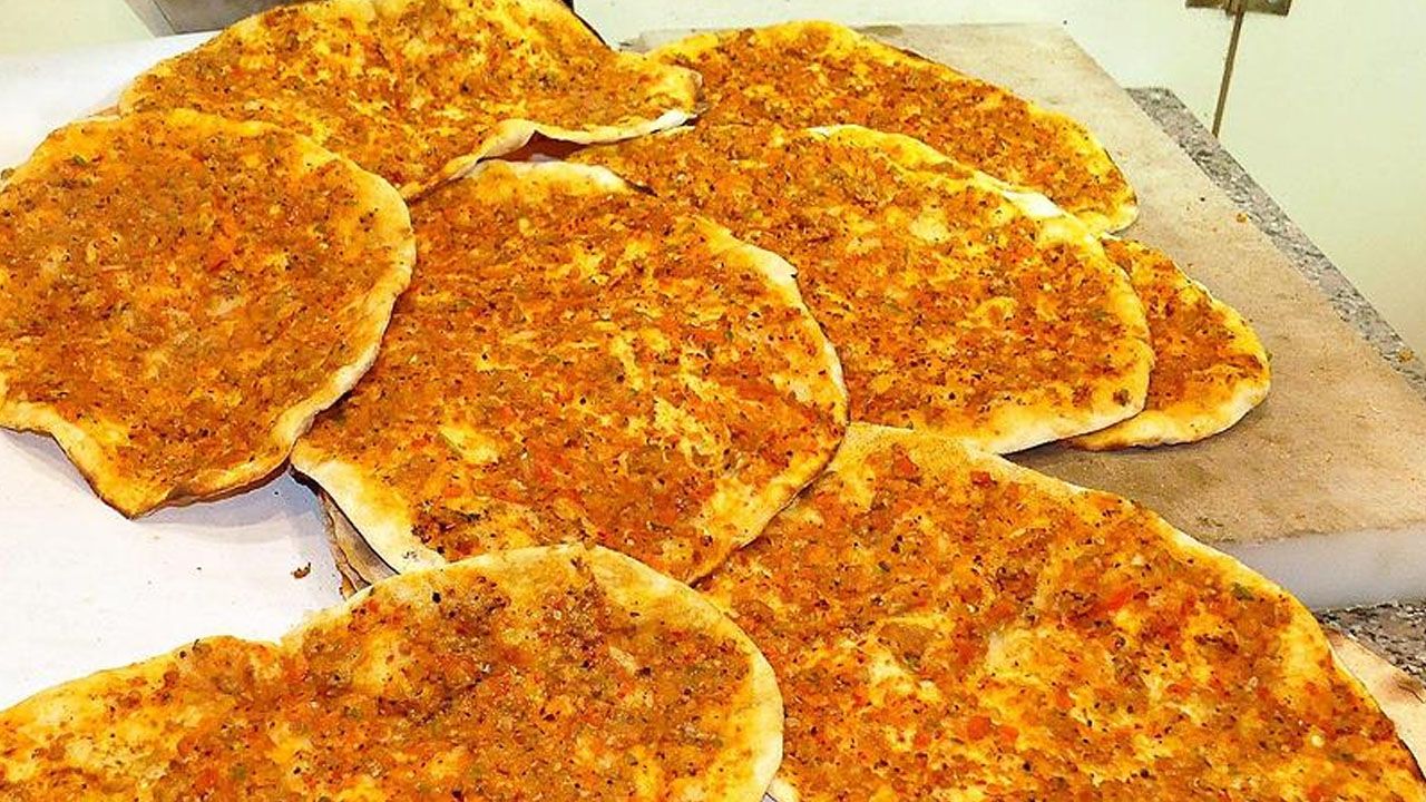 Bu lahmacuncunun kapısından bile geçmeyin! Kıyma yerine öyle bir şey kullanmış ki...