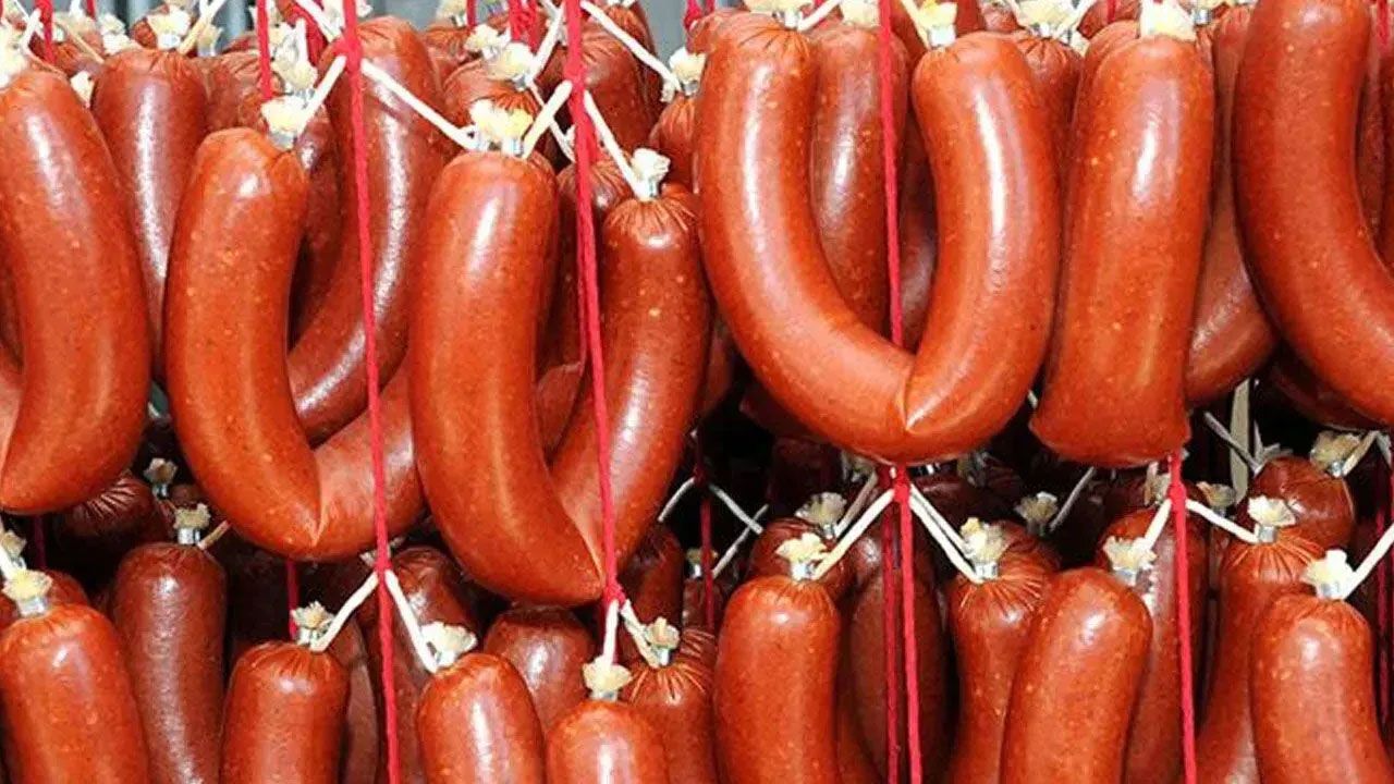 Bu kasaptan uzak durun! Sucuk diye eşek eti yedirmişler