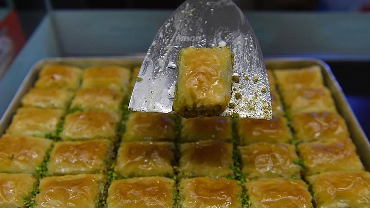 Meşhur baklavacıda skandal! Fıstık yerine ay çekirdeği koymuşlar