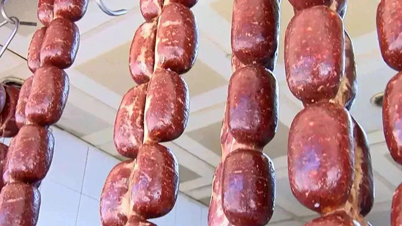Bu markadan uzak durun! Sucuk diye 'baş eti' yedirmişler