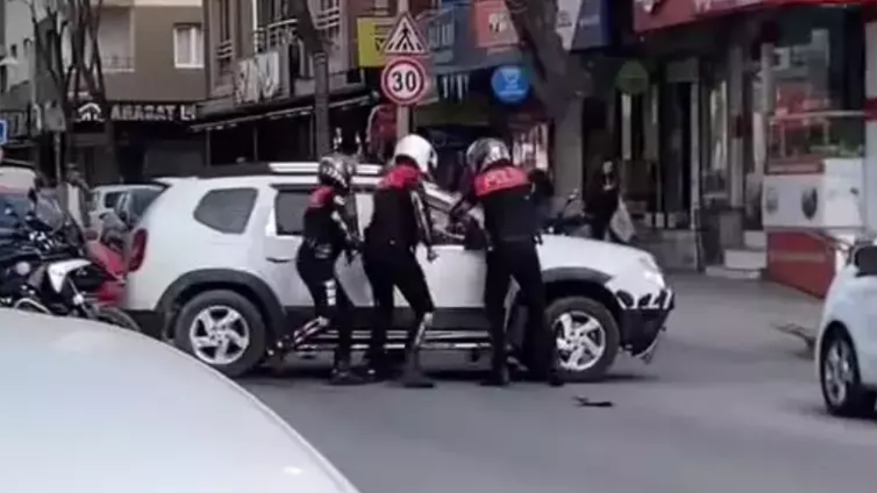 Polis Dur Ihtarına Uymayan Sürücüyü Camı Kırarak Yakaladı thumbnail