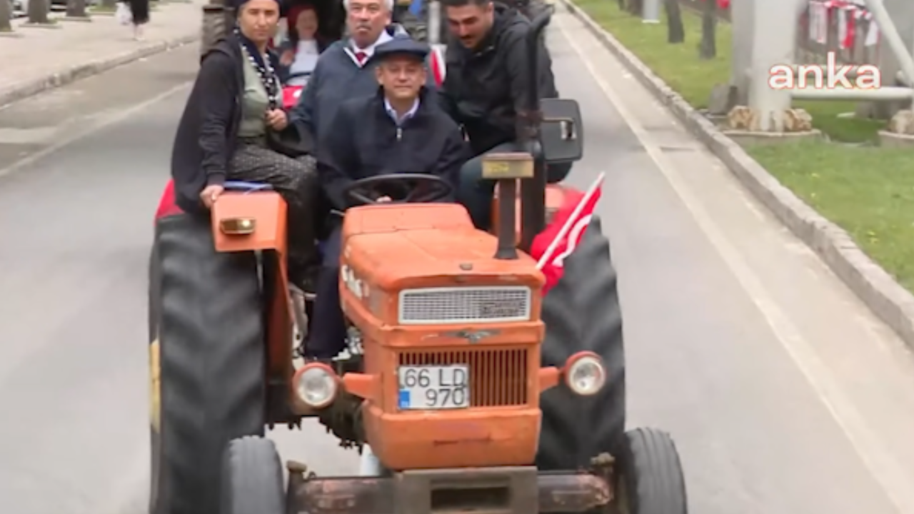 Özgür Özel Yozgat'ta Miting Alanına Trafik Cezasını ödediği çiftçilerin Traktörüyle Geldi! thumbnail