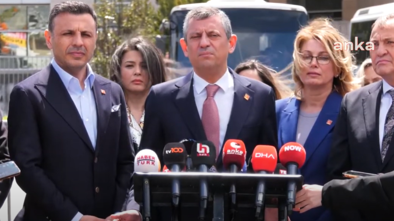 Özgür Özel: Ali Yerlikaya'nın Gözünü Bantlayın Yakınları Utanmasın thumbnail