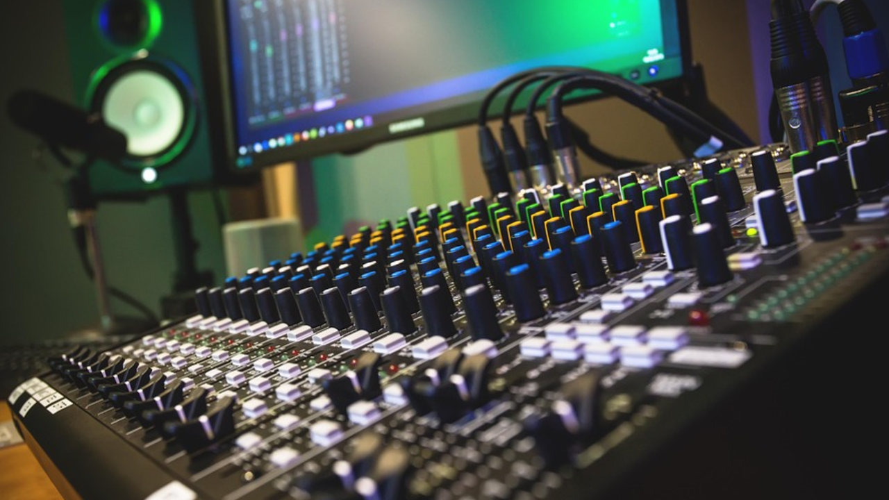 Yapay zeka ile 6 ay radyo programı yaptı!