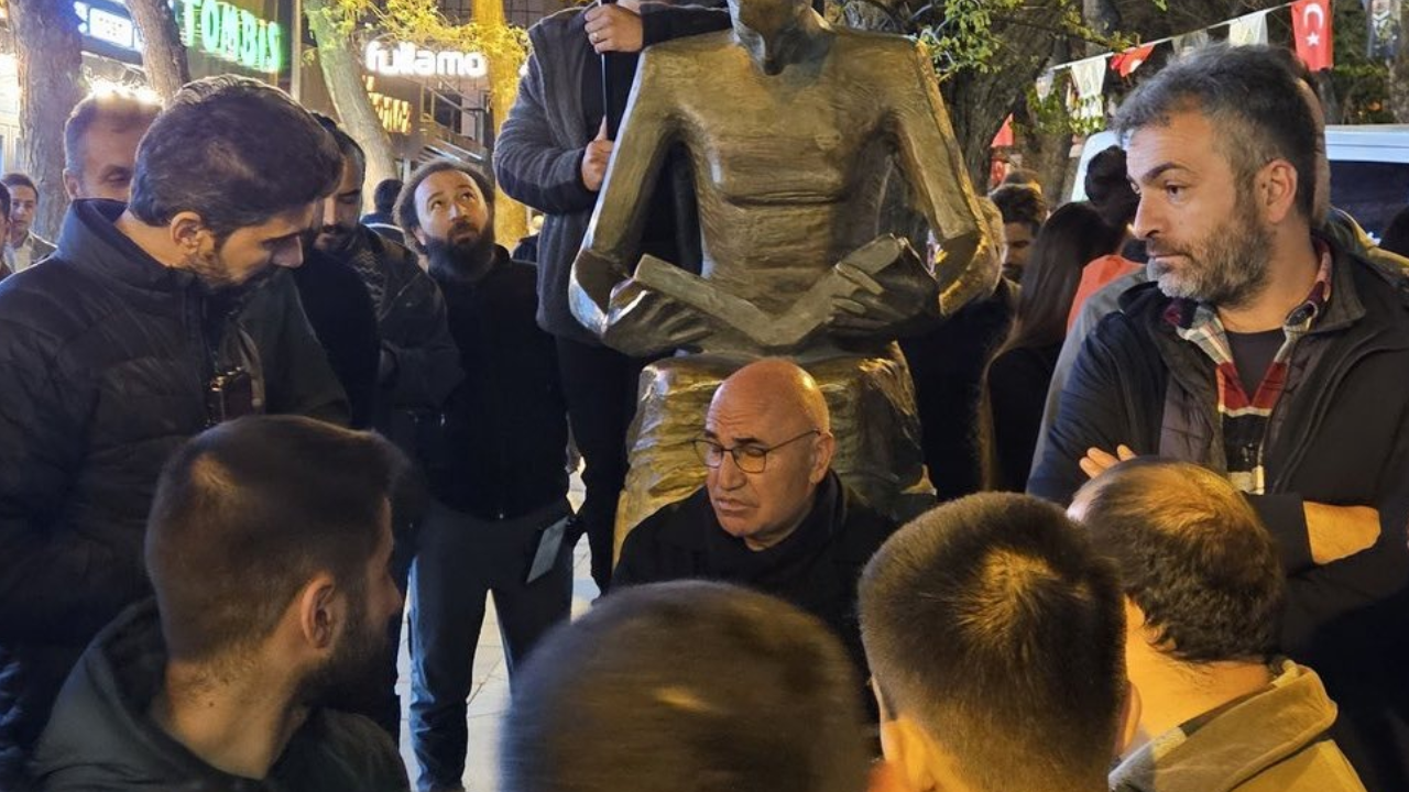Ankara'da Polis öğrencilere Müdahale Etti Mahmut Tanal Oturma Eylemine Başladı! thumbnail