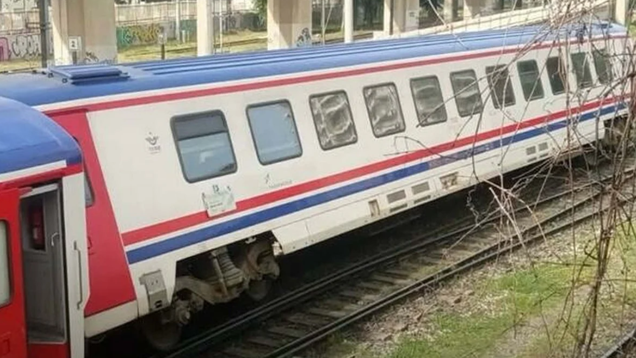 İzmir'de Tren Vagonu Raydan çıktı! thumbnail