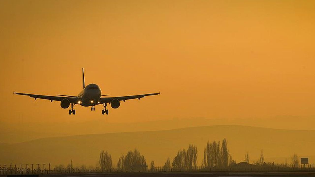 Havada korku dolu anlar! Yolcu kabininde duman çıkan uçak acil iniş yaptı