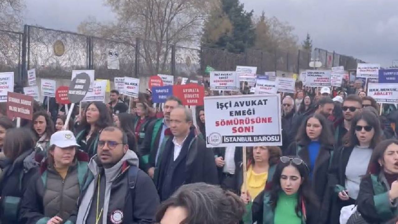 81 Ilden Barolar Ankara’da: Binlerce Avukat Anıtkabir'e Yürüyor thumbnail