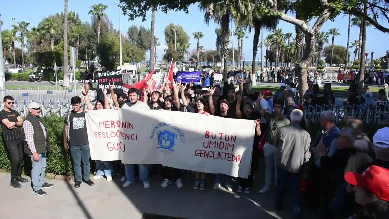 1 Mayıs Kutlamasında 'bozkurt Işareti' Kavgası thumbnail