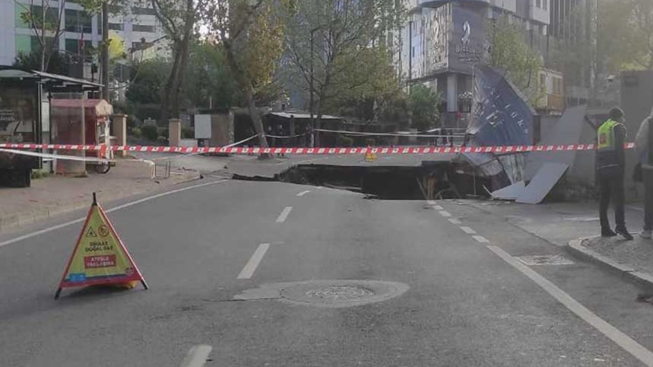 Sarıyer'de yol çöktü, cadde trafiğe kapatıldı