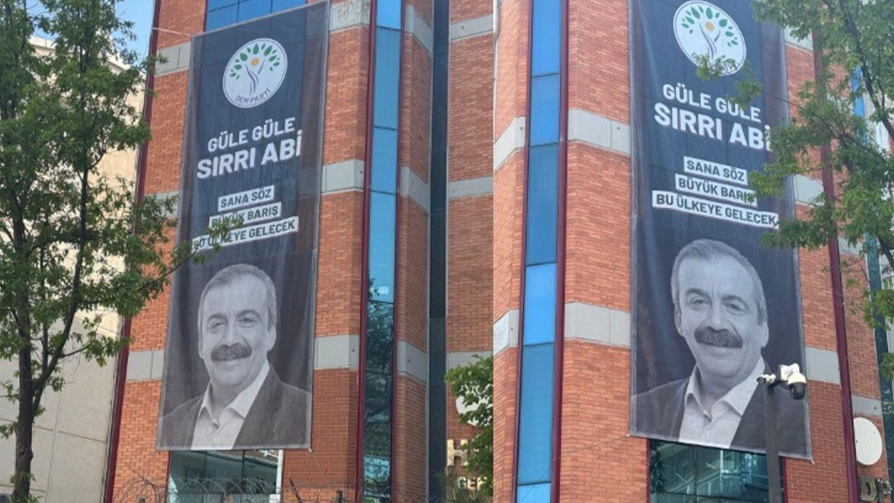 DEM Parti Genel Merkezi'ne Sırrı Süreyya Önder'in afişi asıldı