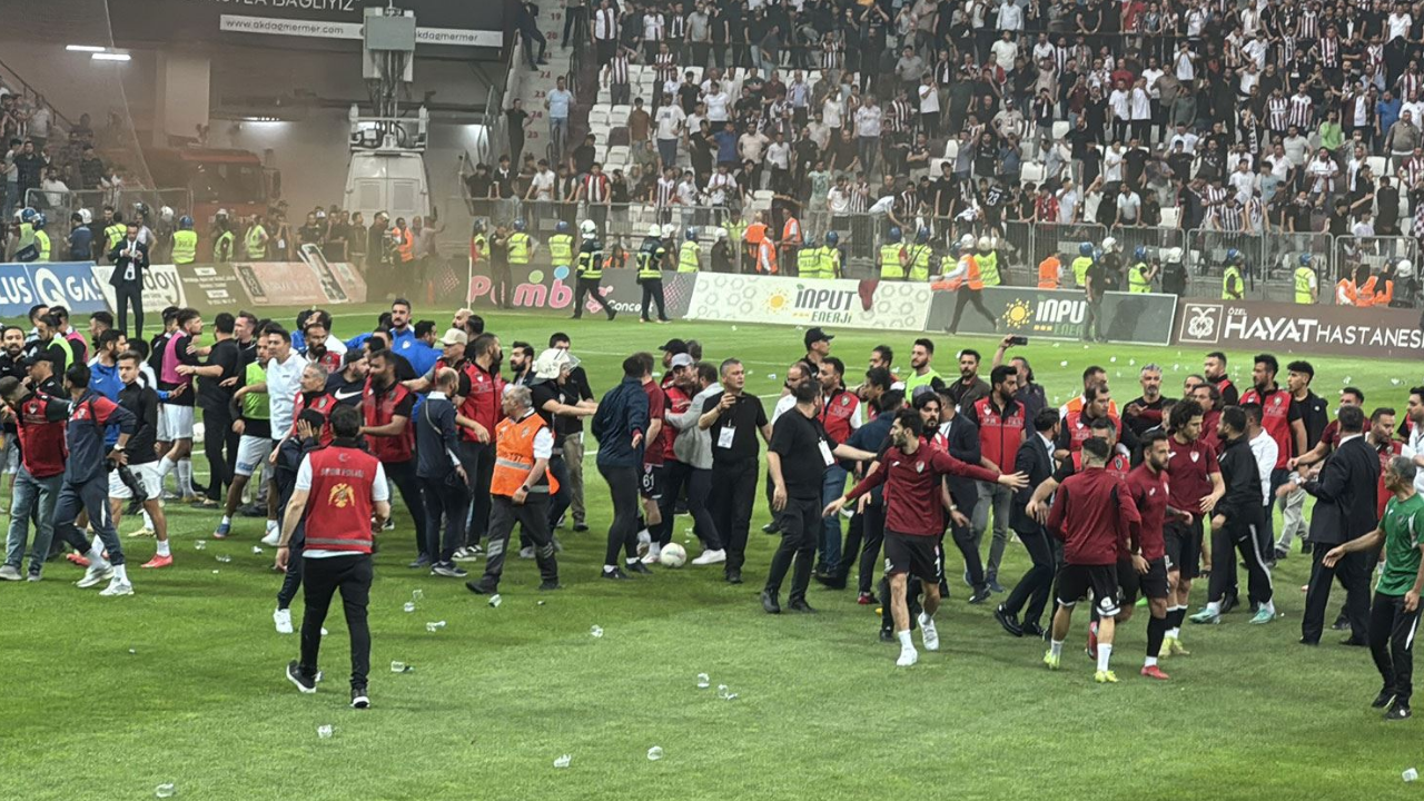 Olaylı Elazığspor - Vanspor  Mücadelesinin PFDK Sevkleri Açıklandı! thumbnail