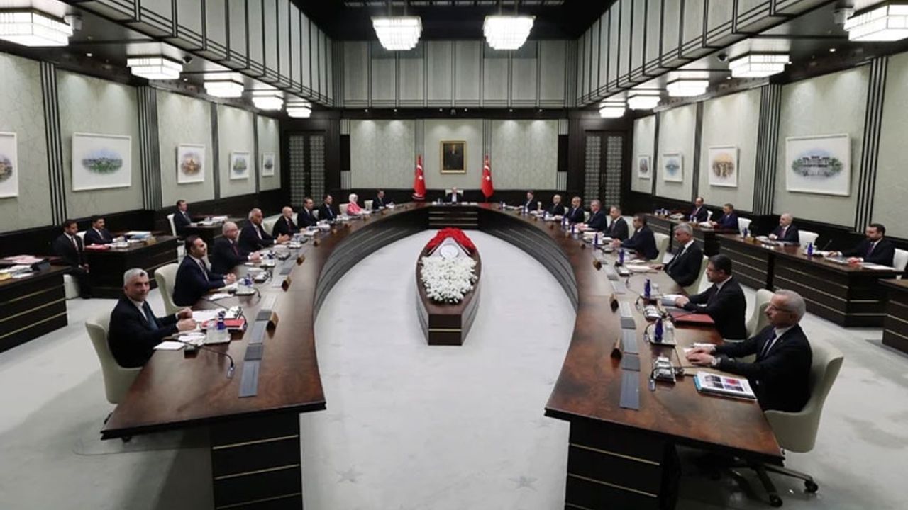 Bahçeli'den Kabine'ye Ay Yıldızlı çiçek thumbnail
