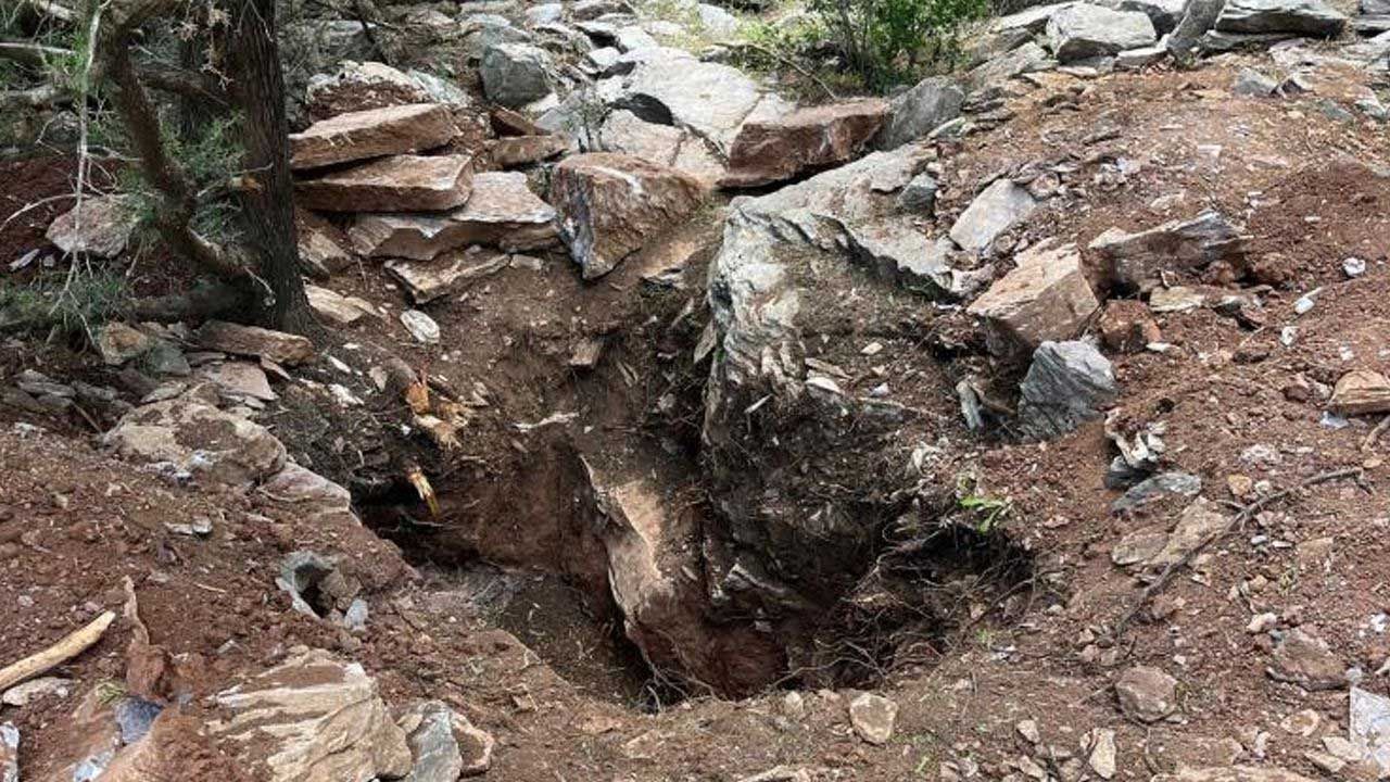 Bunu da gördük! Eski vali kaçak kazı çukurundan çıktı