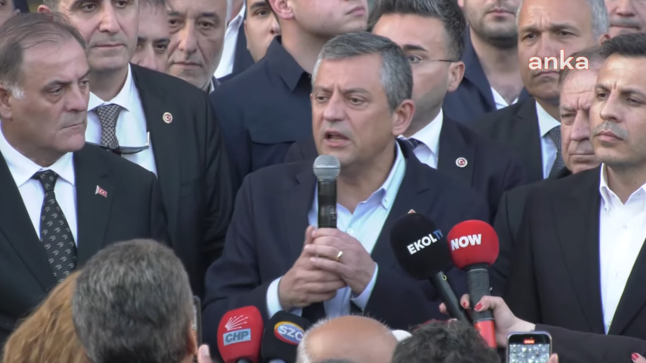 Özgür Özel: Gün Yumrukla, Silahla CHP Genel Başkanı'nı Sindirme Günü Değildir! thumbnail