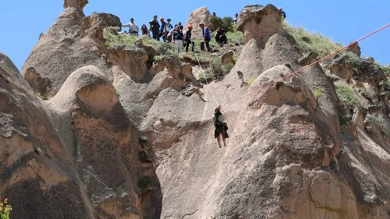 Kapadokya'da Balon Kazası! Peribacalarının üzerine Inen Turistler Kurtarıldı thumbnail