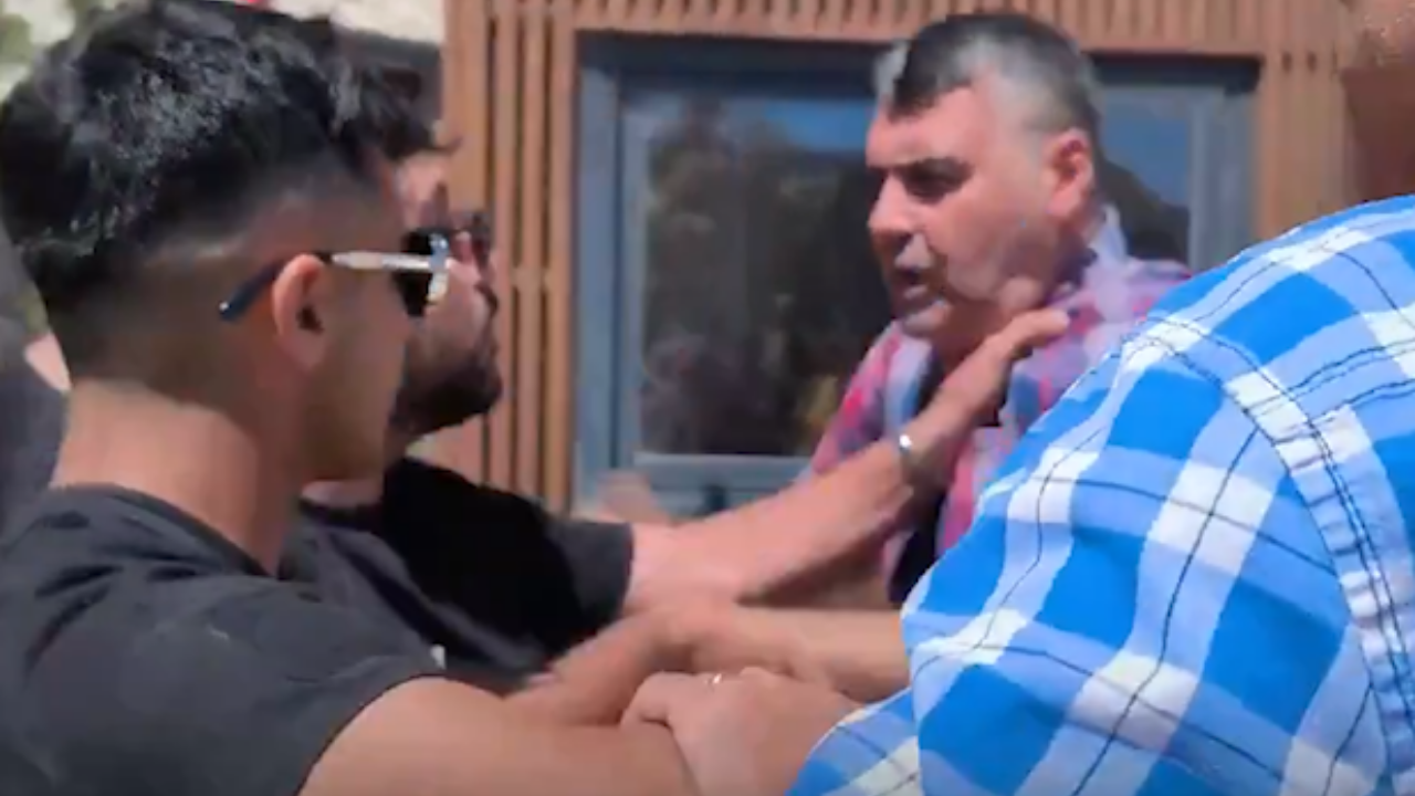 Marmaris'te Halkın Kullandığı Yolu Kesen Simpaş çalışanları Ve Yurttaş Arasında Arbede! thumbnail