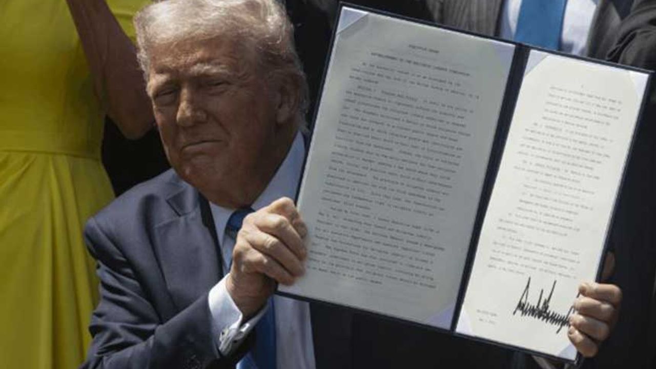 Trump'ın Son Icraatı! Laikliği Kaldırıyor thumbnail