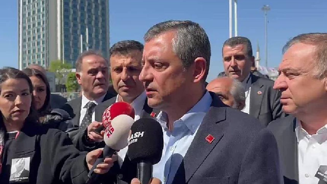 Özgür Özel'den Sırrı Süreyya Önder'e: Çok Ihtiyacımız Olduğu Bir Zamanda Kaybettik thumbnail