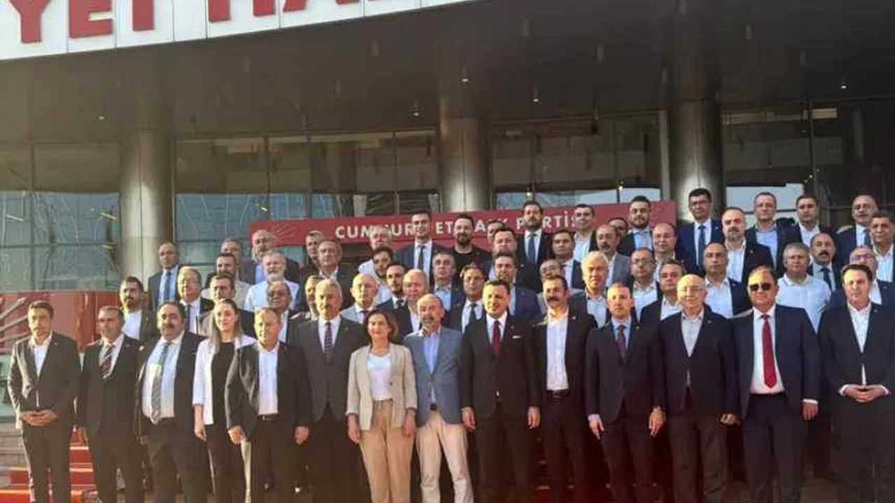 Özel'e Destek Için Toplanan CHP'li Başkanlardan Kılıçdaroğlu'na çağrı thumbnail