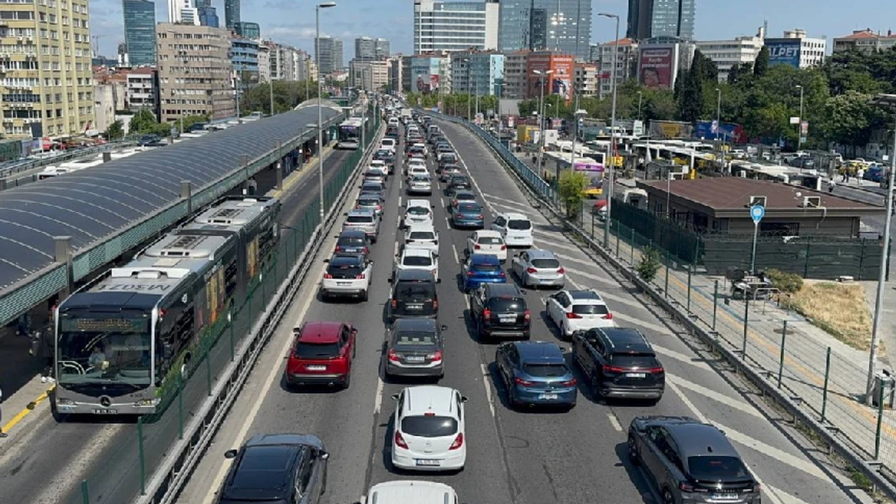 İstanbul'da Bayramın Ikinci Gününde Trafik Yoğunluğu thumbnail