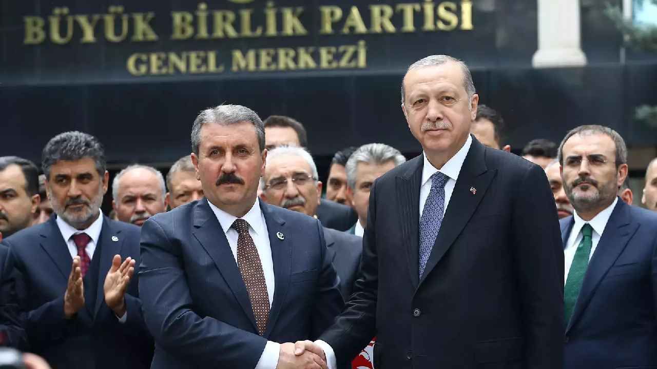 AKP'nin Ittifak Ortağında Kriz! 2 Başkan Görevden Alındı thumbnail