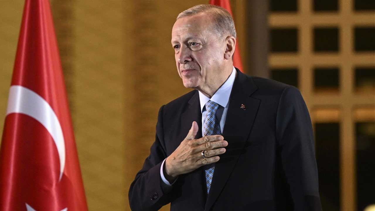 Ertan Aksoy'dan Erdoğan Yorumu: En Güçlü Döneminde Ama En Zayıf Anında thumbnail