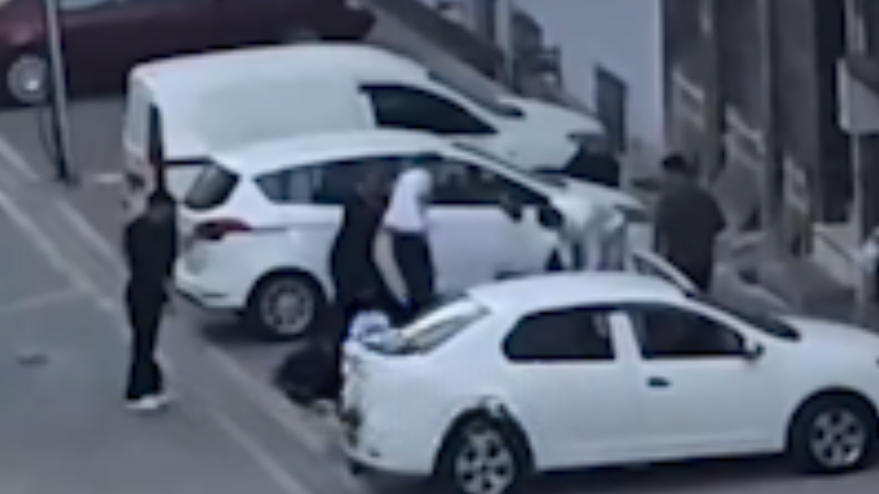 Hastaneye Giden Babaya çocuklarının Gözünün önünde Saldırı! thumbnail