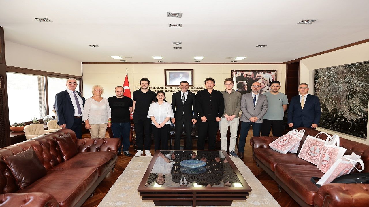 Uluslararası ustalar, Satranç Turnuvası öncesi Başkan Çavuşoğlu’nu ziyaret etti