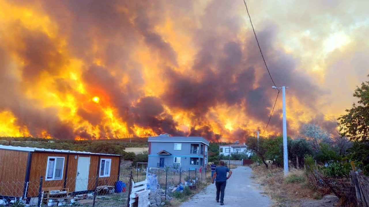 Tekirdağ'da Yangın Büyüdü, Çanakkale Sınırını Geçti thumbnail