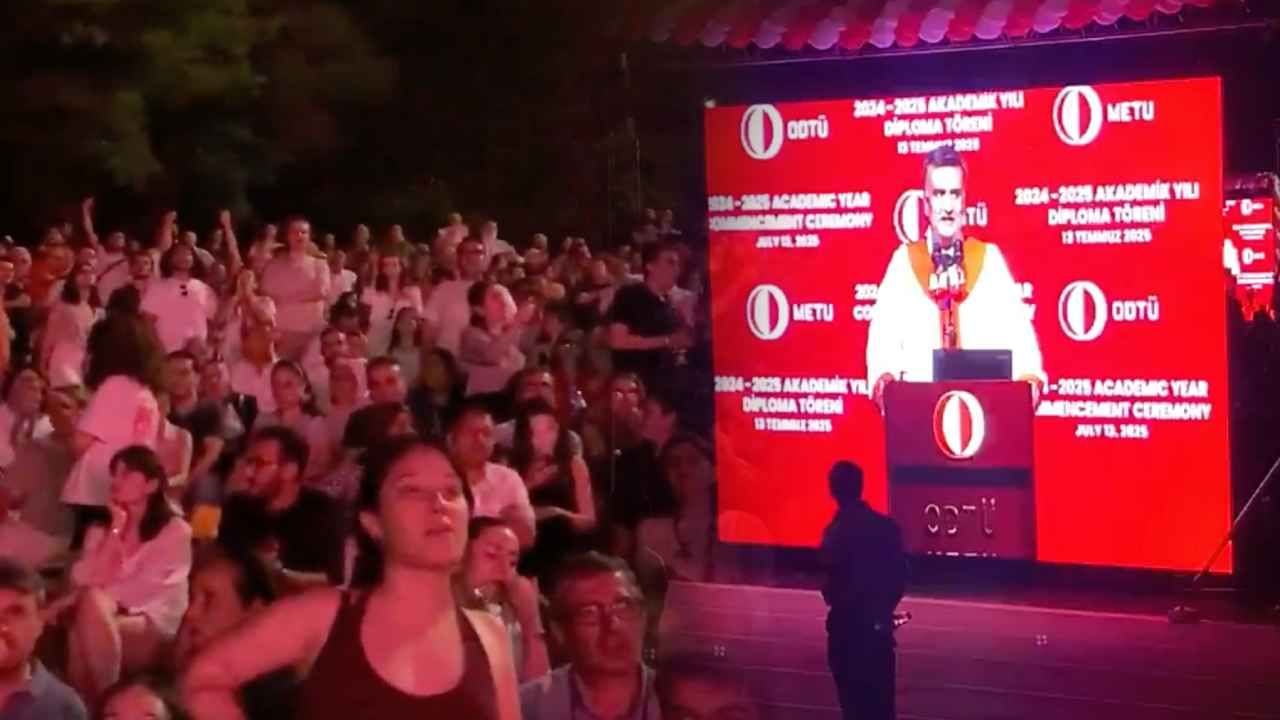 ODTÜ Mezuniyet Töreninde Rektöre Protesto! Dakikalarca Yuhalandı thumbnail