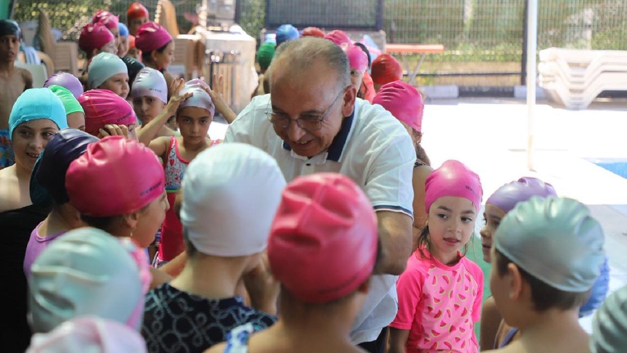 Turgutlu Belediyesi yaz spor okullarında minik yüzücüler başarı belgelerini aldı