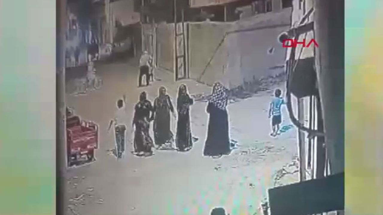 Sokakta Oynayan çocukları Gürültü Yaptıkları Gerekçesiyle Sopayla Dövdü