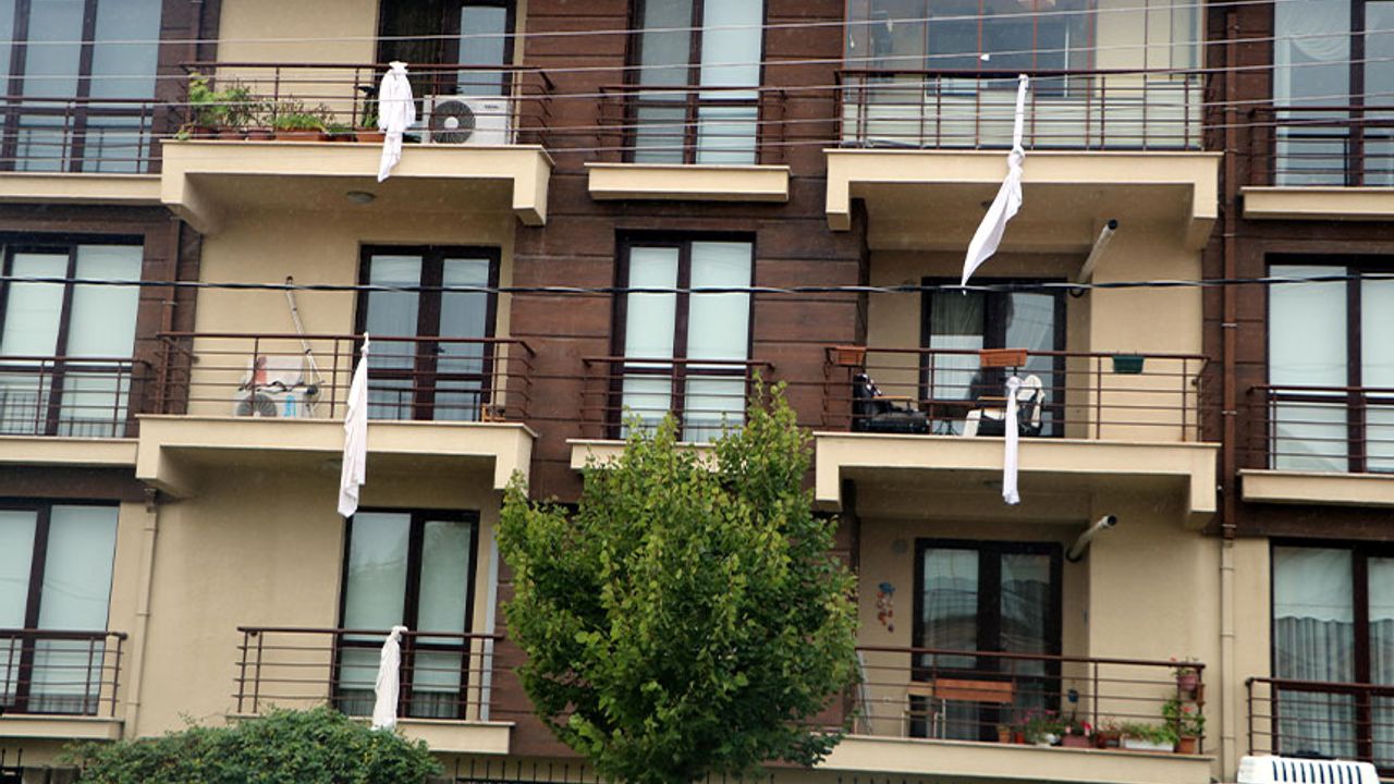 Bolu’da Kartalkaya Duruşması öncesi Evlerine Beyaz çarşaf Astılar