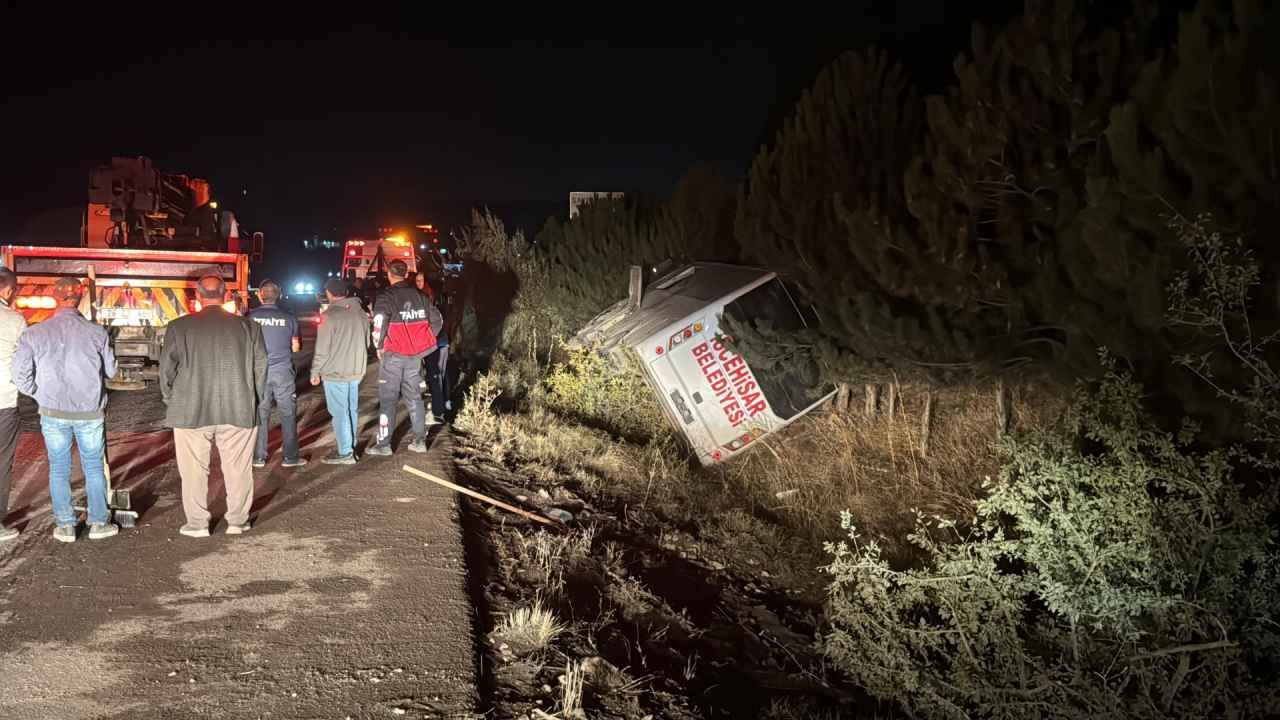 Afyonkarahisar’da Yolcu Midibüsü Devrildi! 12 Yaralı