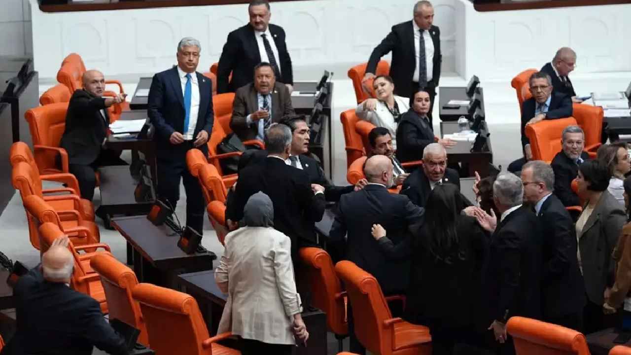 Meclis'te 'Öcalan' kavgası! Milletvekilleri birbirlerinin üzerine yürüdü