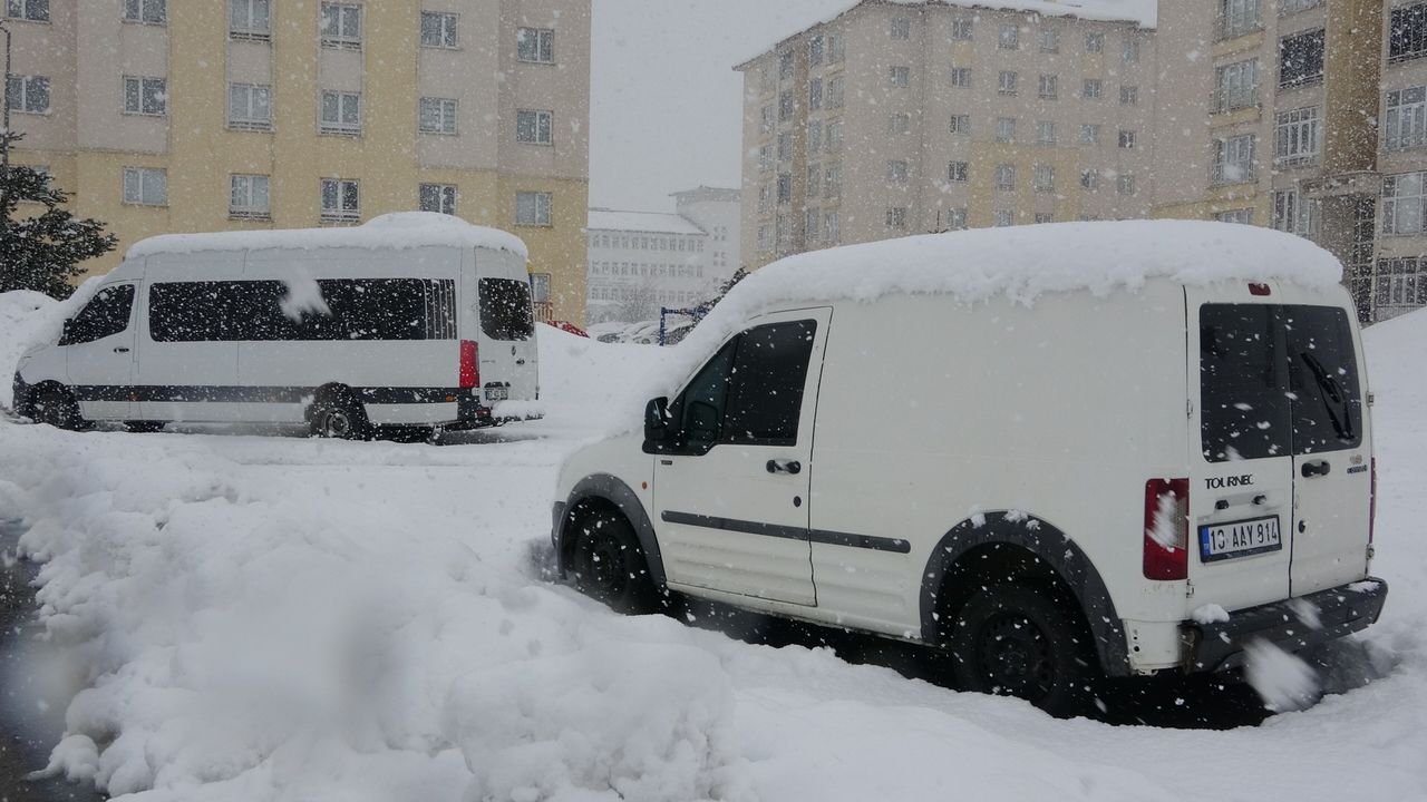 Bitlis'te kardan dolayı 82 köy yolu ulaşıma kapandı