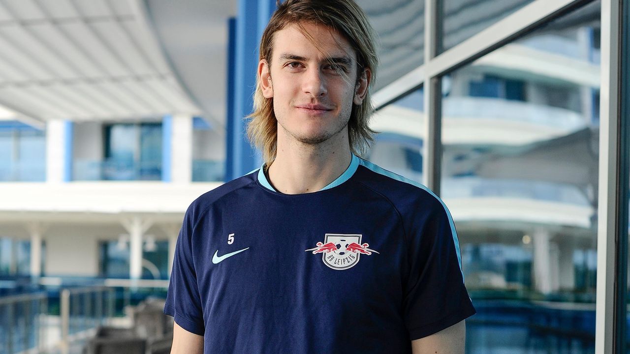 Atınç Nukan yeniden sözleşme imzalayacak