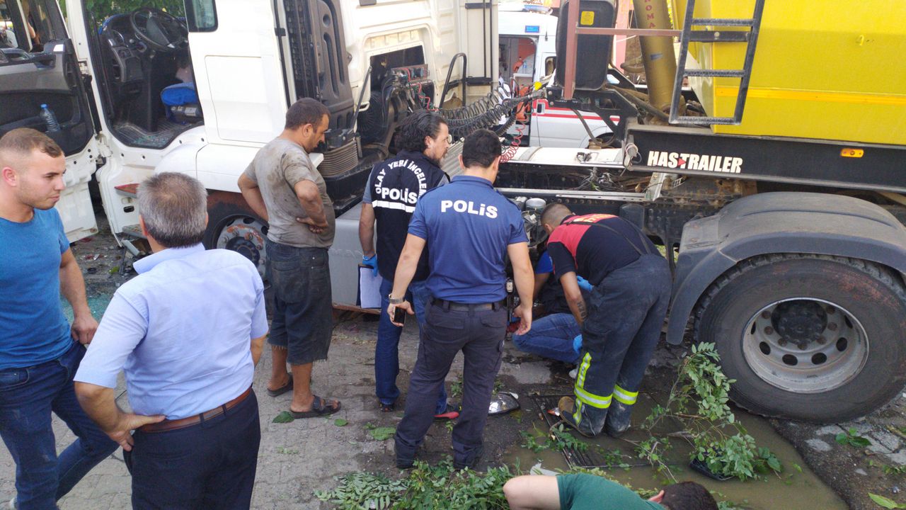 Sürücü kalp krizi geçirdi, hafriyat kamyonu durağa daldı: 2 ölü
