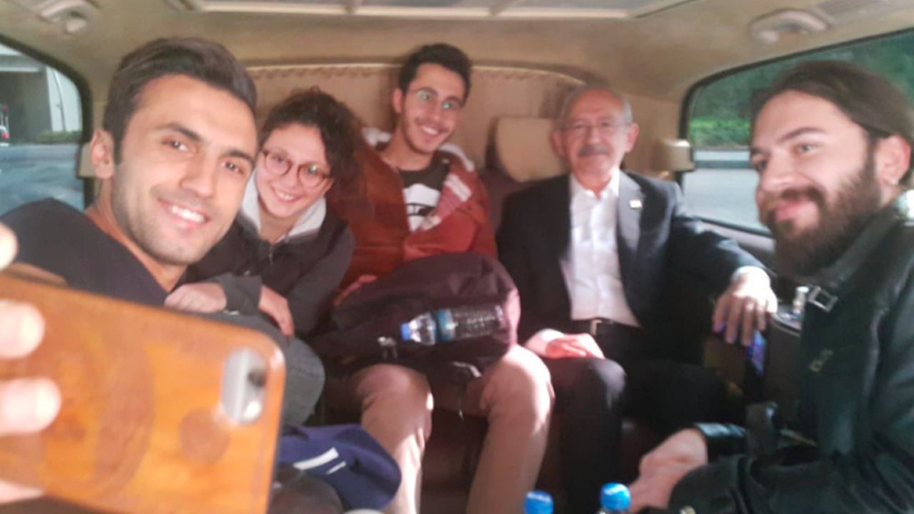 Kılıçdaroğlu otostop çeken ODTÜ'lüleri aracına aldı