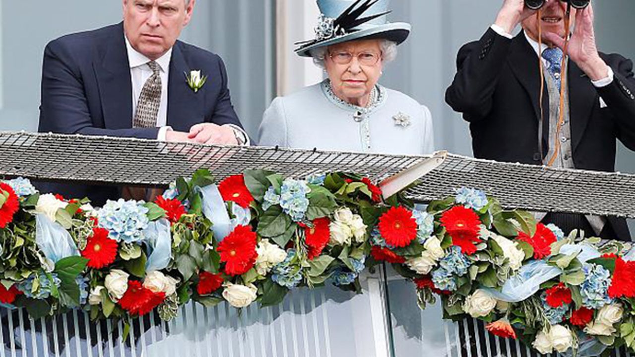 2. Elizabeth'in oğlu Prens Andrew cinsel istismar iddialarının ardından kraliyet görevlerini bıraktı