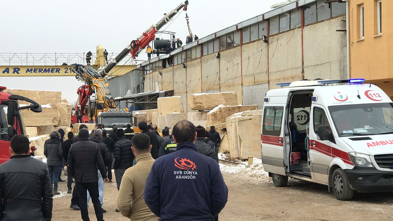 Devrilen vincin kolunun altında kalan işçi hayatını kaybetti