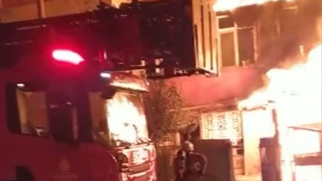 Arnavutköy'de korku dolu anlar... 4 katlı bina alev alev yandı