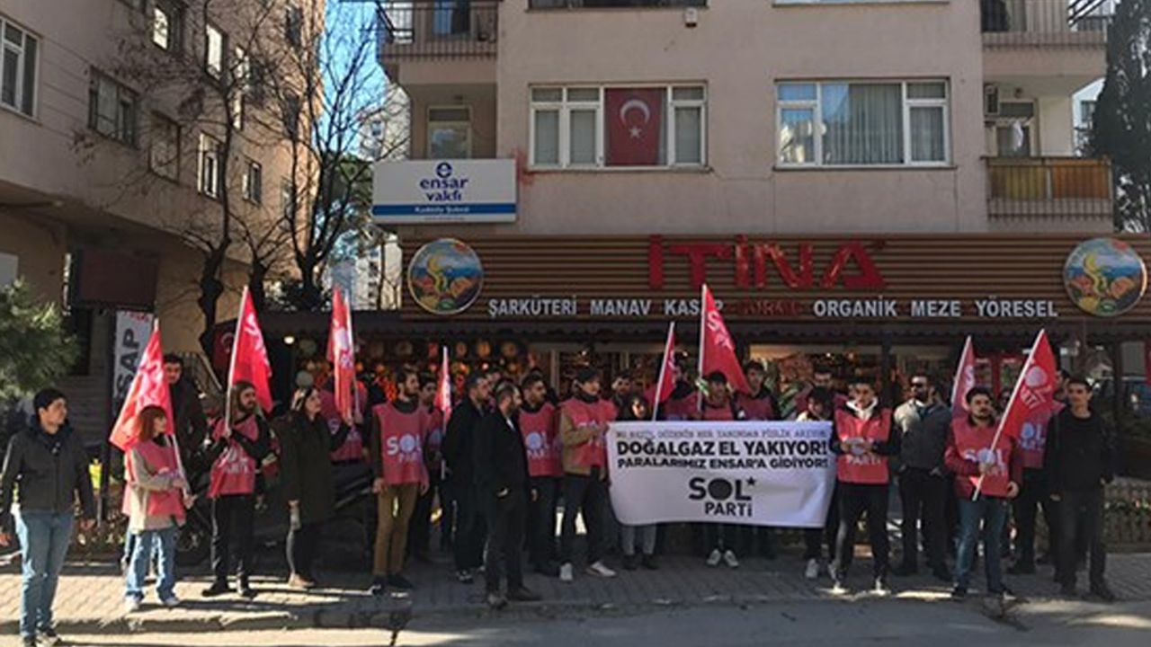 Ensar Vakfı’na yumurtalı protesto