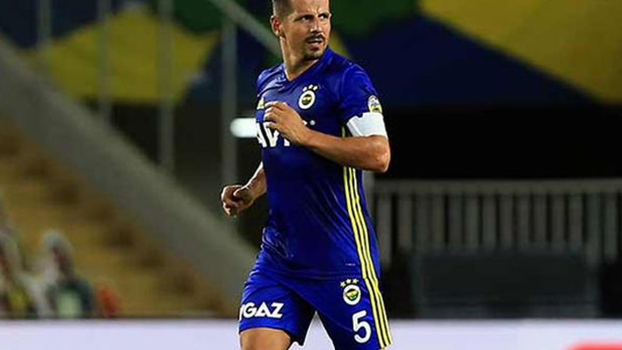 Bir devir kapandı! Emre Belözoğlu futbolu bıraktı