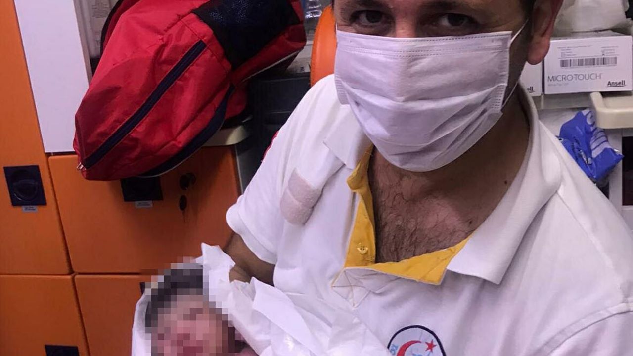 Hastaneye kaldırılırken ambulansta doğum yaptı