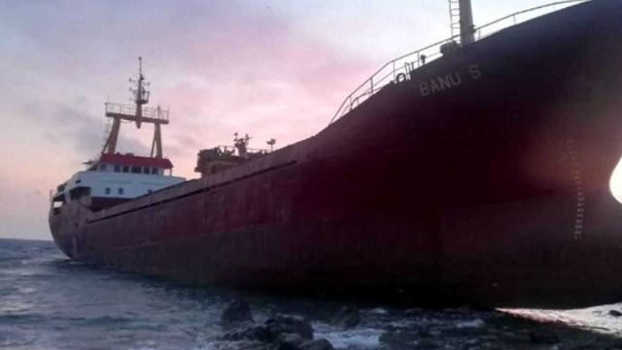 Bozcaada'da kargo gemisi karaya oturdu