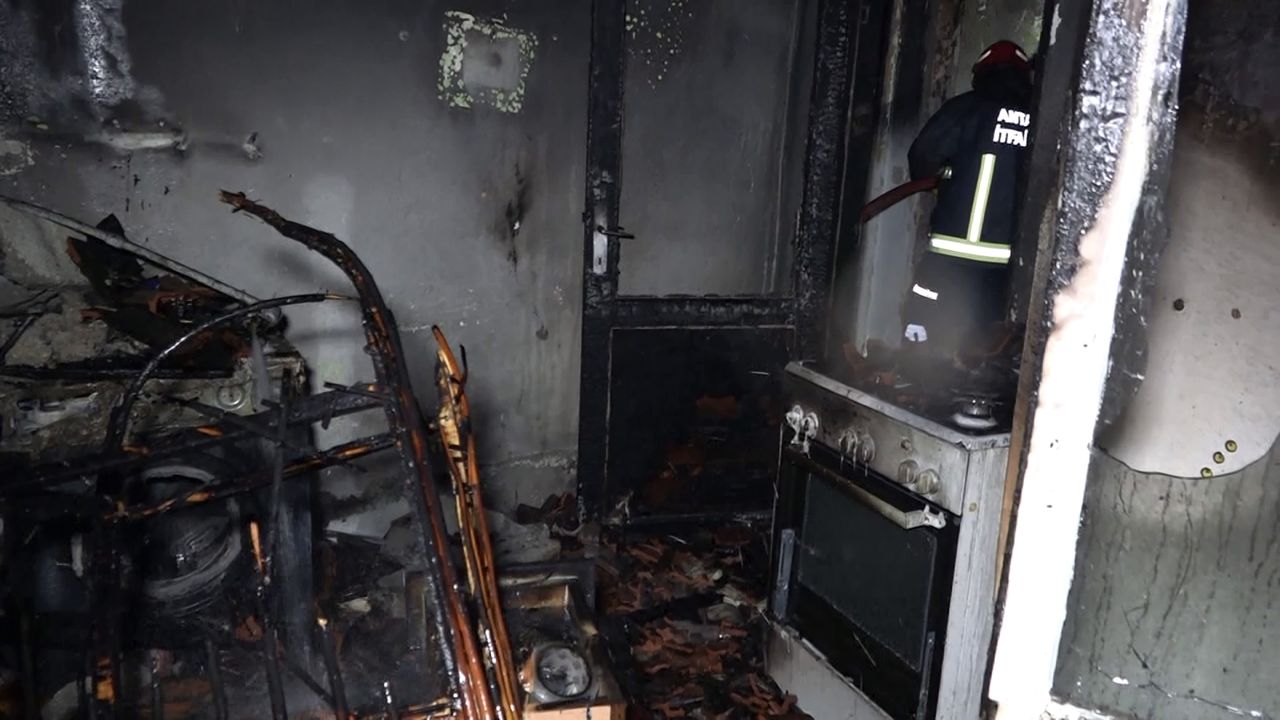 Yanan evde bayılan kadını, komşuları kapıyı kırarak kurtardı