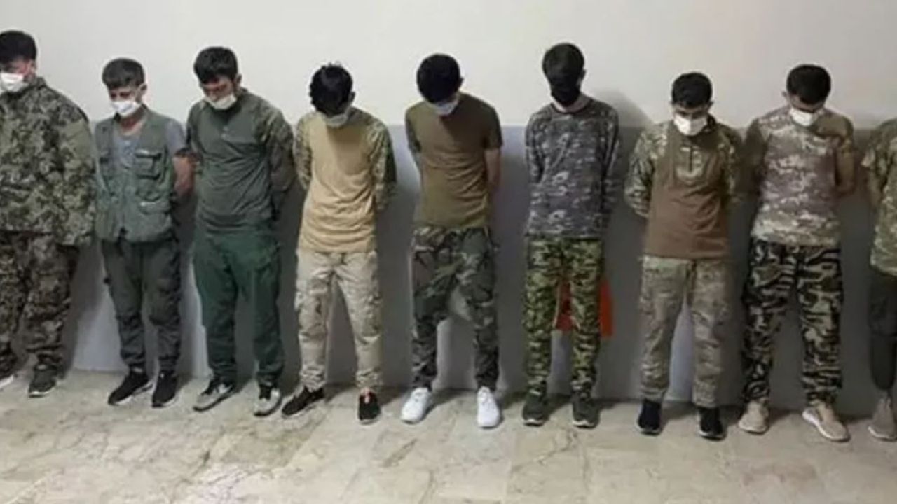 İstanbul'da asker kıyafetiyle dolaşan Afganlar yakalandı